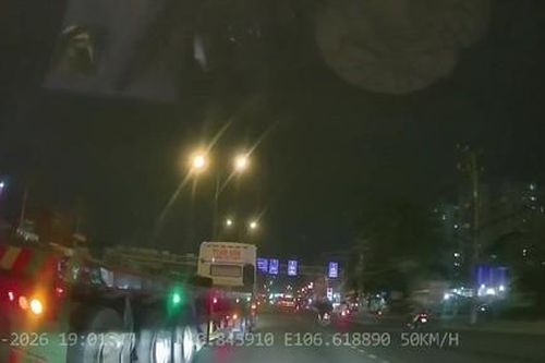 CSGT xác minh clip xe đầu kéo liên tục chuyển làn, ép ô tô trên đường Đỗ Mười