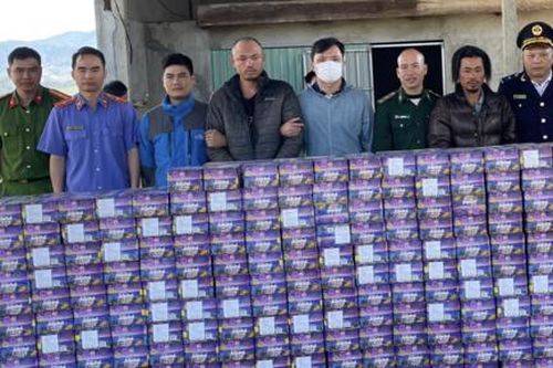 Bắt quả tang hai đối tượng dùng ô tô vận chuyển hơn 2 tấn pháo lậu