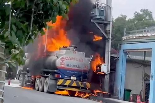Cháy xe bồn chở xăng ở Nhà Bè