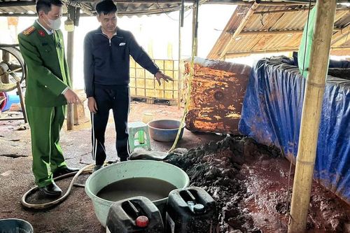 Hà Nội: Triệt phá 2 xưởng phân kim xả hơn 6,7 tấn chất thải nguy hại ven sông Đuống
