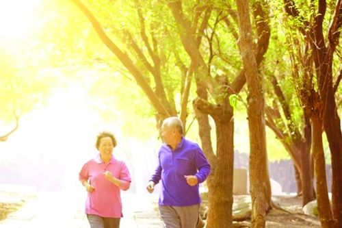 Người cao tuổi đề phòng không khí ô nhiễm