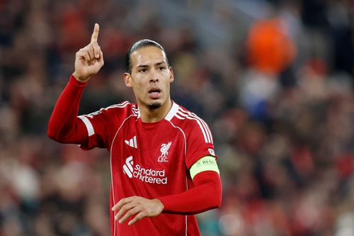 Van Dijk đi vào lịch sử Champions League