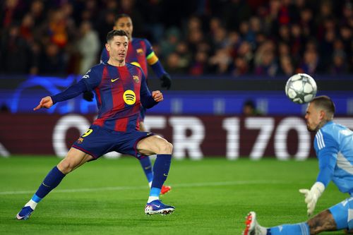 Lewandowski tái hiện thành tích của Messi