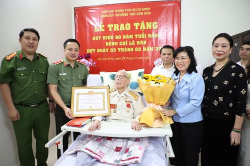 Trao Huy hiệu 80 năm tuổi Đảng đến Đại tá Lê Hãn