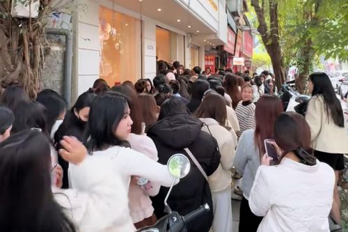 Khách chen chúc mua áo dài dịp cận Tết, shop thời trang xin lỗi