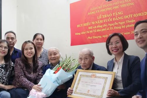 Chủ tịch Ủy ban Mặt trận Tổ quốc Việt Nam TP Hà Nội trao Huy hiệu Đảng tặng đảng viên lão thành phường Phú Thượng