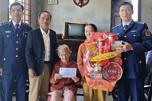 Vùng Cảnh sát biển 2 thăm và tặng quà các Mẹ Việt Nam Anh hùng