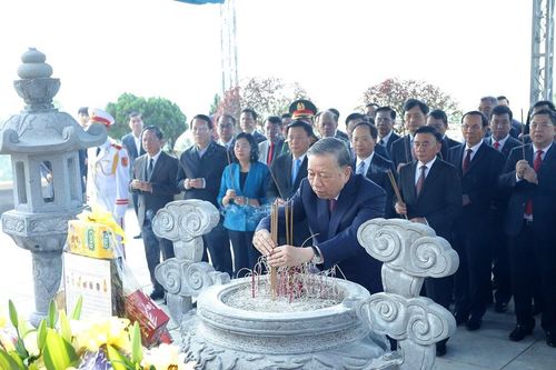 Tổng Bí thư Tô Lâm dâng hương tưởng niệm các bậc lãnh đạo tiền bối, anh hùng, liệt sĩ