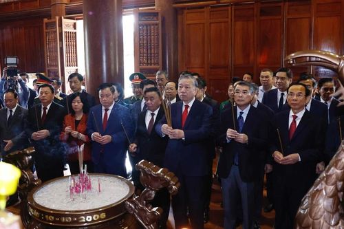 Tổng Bí thư Tô Lâm dâng hương tưởng niệm Chủ tịch Hồ Chí Minh tại Nghệ An