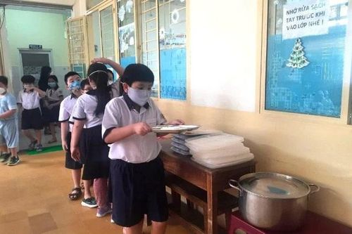 Thành phố Hồ Chí Minh: Nhiều trường học tạm ngưng suất ăn bán trú sau nghi vấn thực phẩm không an toàn