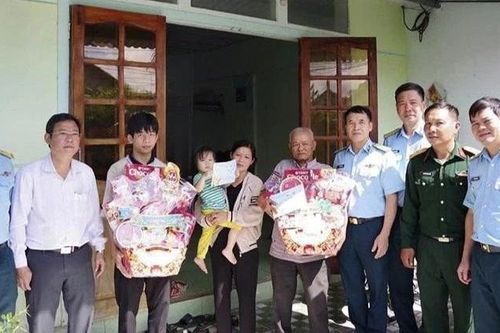 Khen thưởng cá nhân, gia đình có thành tích tiêu biểu hỗ trợ cứu nạn trong vụ tai nạn máy bay của Trung đoàn 940