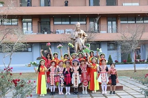 Món quà 'đặc biệt' đến với thầy và trò Trường liên cấp Si Pa Phìn