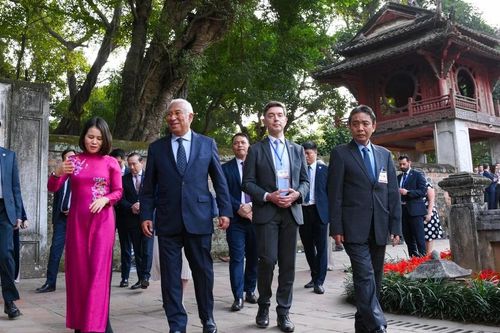 Chủ tịch Hội đồng châu Âu Antonio Costa tham quan Văn Miếu-Quốc Tử Giám