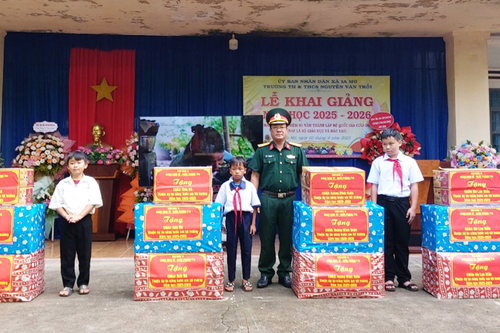 Tiếp bước học sinh có hoàn cảnh khó khăn tới trường