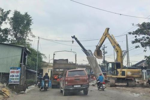 Phê bình hai nhà thầu thi công chậm tiến độ tại Dự án Cải tạo, nâng cấp QL14E