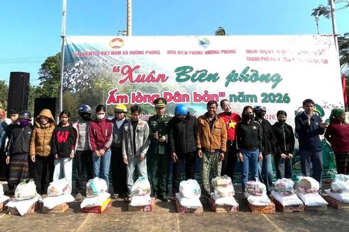 Mang tết sớm đến người dân vùng thiên tai