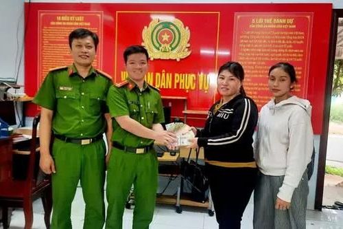 Đồng Nai: Trả lại tiền và vàng cho người phụ nữ đánh rơi