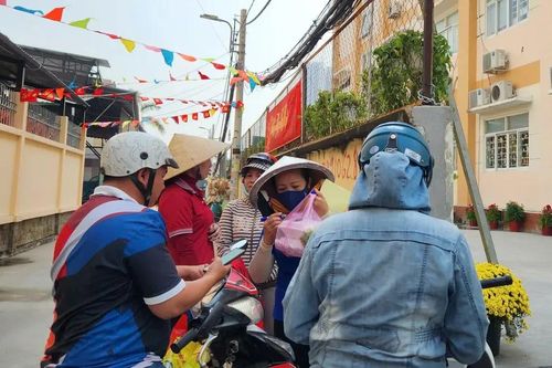 TPHCM: Phụ huynh mang cơm đến trường cho con sau phản ánh về chất lượng bữa ăn bán trú
