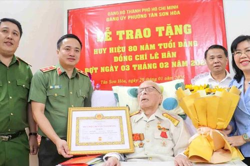 Trung tướng Mai Hoàng trao Huy hiệu 80 năm tuổi Đảng đến con trai trưởng của cố Tổng Bí thư Lê Duẩn