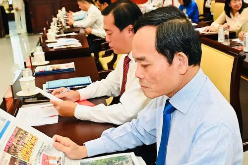HĐND TPHCM xem xét quy định chính sách đặc thù về trang bị báo Đảng