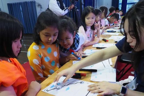 Học sinh Trường Tiểu học Lê Đức Thọ giao lưu văn hóa Việt - Hàn