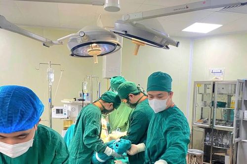 Thay khớp háng cho cụ bà 101 tuổi, gãy liên mấu chuyển xương đùi