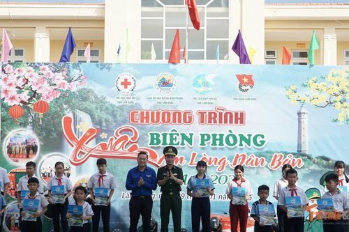 Bộ đội Biên phòng Lâm Đồng mang 'xuân ấm' đến người dân phường Phú Thủy