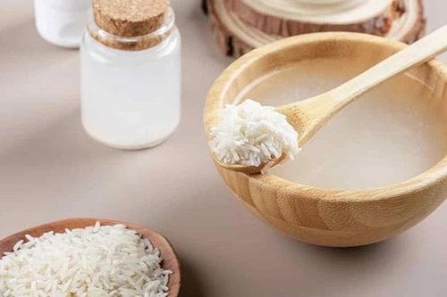 Tận dụng nước vo gạo để cải thiện tình trạng móng tay yếu