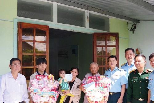 Khen thưởng học sinh, người dân trong vụ máy bay Yak-130 rơi tại Đắk Lắk
