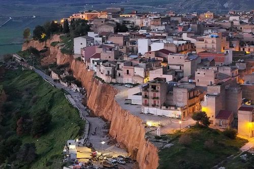 Sạt lở đất ở Italy, 1.500 người phải sơ tán
