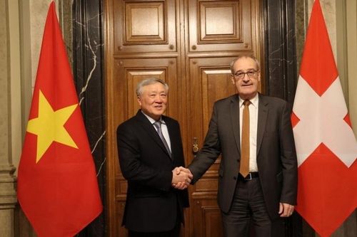Phó Thủ tướng Thường trực Nguyễn Hòa Bình chào xã giao Tổng thống Thụy Sỹ Guy Parmelin