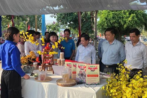 Hơn 3 tỷ đồng chăm lo cho người dân nghèo trên biên giới Đồng Tháp
