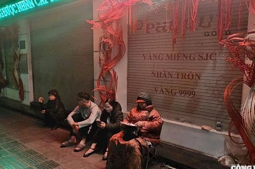 Cụ bà 70 tuổi chờ 12 tiếng mua bạc: Cảnh tượng gây sốc giữa lòng Hà Nội
