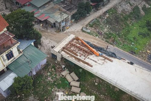 Hà Nội: Cầu 90 tỷ 'đắp chiếu', sắt thép gỉ sét chờ mặt bằng