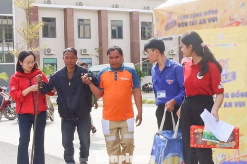 'Cõng' Xuân yêu thương đến với đồng bào Cơ Tu ở vùng núi Đà Nẵng
