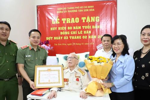 Trung tướng Mai Hoàng trao Huy hiệu 80 năm tuổi Đảng đến Đại tá Lê Hãn