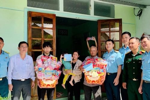 Khen thưởng người dân hỗ trợ phi công trong vụ tai nạn máy bay quân sự ở Đắk Lắk