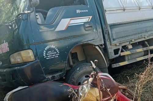 Xe tải trôi tự, đè trúng hai mẹ con