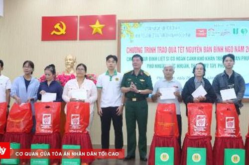 Ấm áp nghĩa tình 'Uống nước nhớ nguồn' giữa lòng thành phố