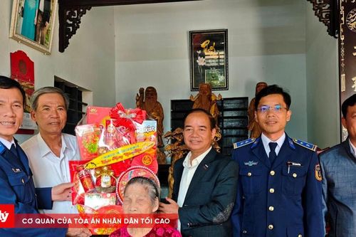 Vùng Cảnh sát biển 2 thăm các Mẹ Việt Nam Anh hùng dịp Tết Bính Ngọ