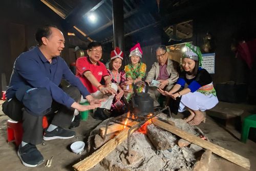 Tết năm ấy, mẹ đun nồi nước lá thơm lừng, cả nhà 'tắm tất niên'