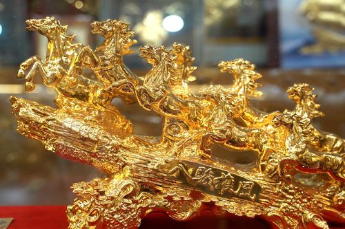 Ngắm linh vật ngựa mạ vàng 24K giá hàng chục triệu đồng chưng Tết