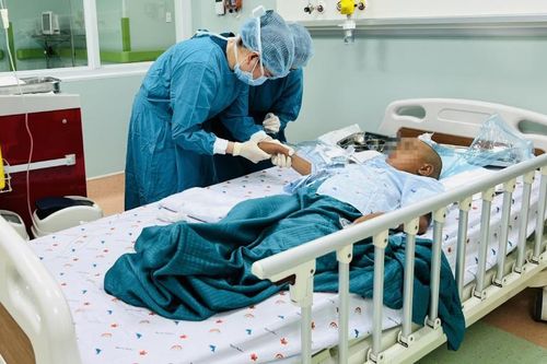 Anh trai 10 tuổi hiến tủy cứu em