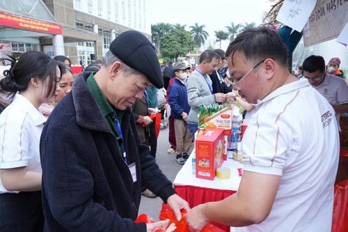 Sau ca truyền hóa chất, người bệnh trải nghiệm phiên chợ đặc biệt ở sân viện