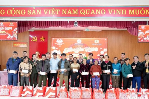 Công ty Thủy điện Bản Vẽ phối hợp Phòng Tổ chức cán bộ, Công an tỉnh Nghệ An trao quà Tết tại xã Sơn Lâm