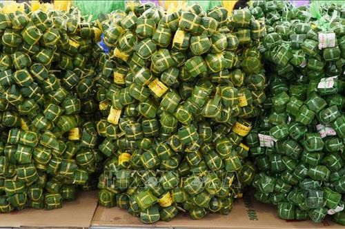 Làng nghề truyền thống sôi động vào mùa cao điểm