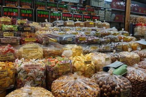 TP. Hồ Chí Minh: Chợ Tết vắng khách, tiểu thương nhập hàng cầm chừng