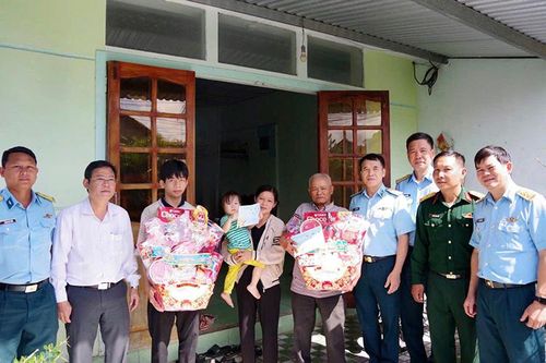 Khen thưởng cá nhân, gia đình trong vụ tai nạn bay Trung đoàn 940