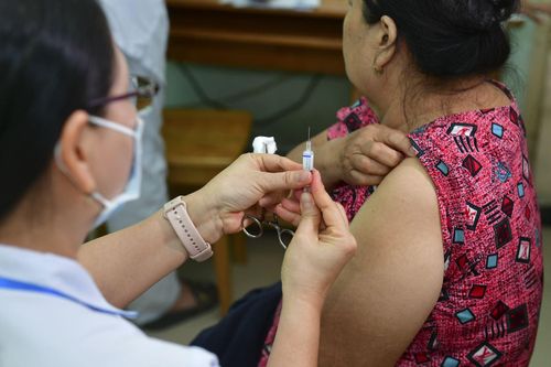 TP Hồ Chí Minh: Tiêm ngừa cúm mùa miễn phí cho người cao tuổi
