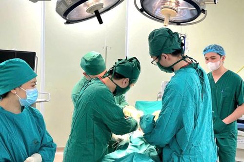 Ca mổ thần tốc 40 phút cứu cụ bà 101 tuổi